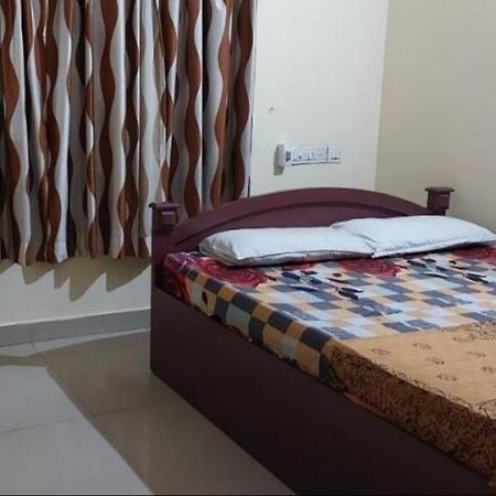 Guruvayur Adithya Buitenkant foto