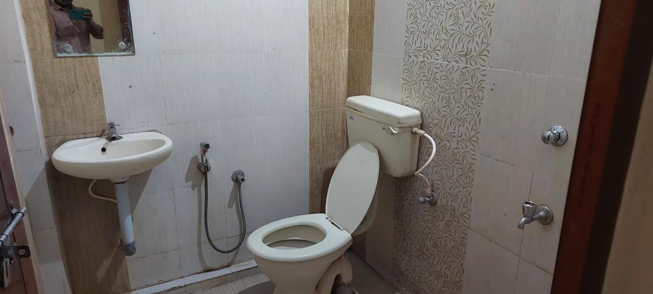 Guruvayur Adithya Buitenkant foto