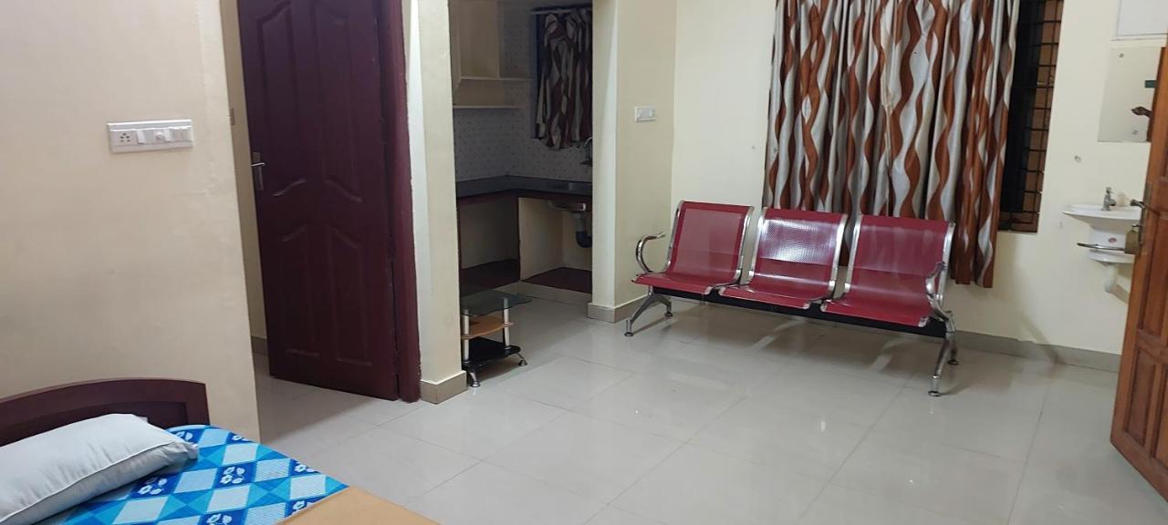 Guruvayur Adithya Buitenkant foto