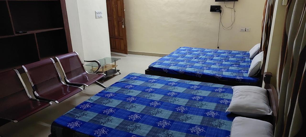 Guruvayur Adithya Buitenkant foto