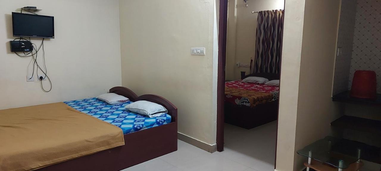 Guruvayur Adithya Buitenkant foto
